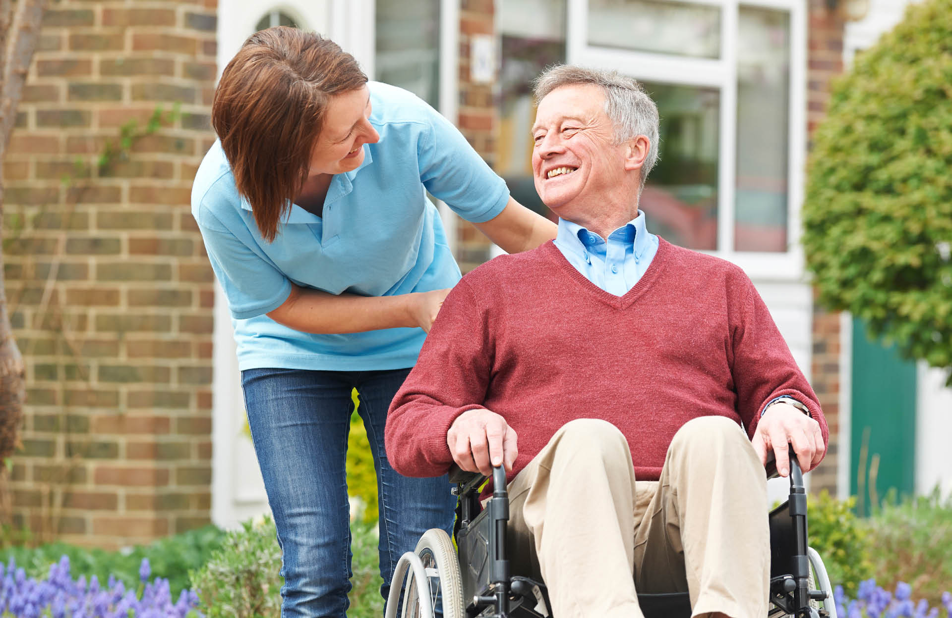 Пенсионеры ухаживающие за инвалидами. Пожилые и инвалиды. Пенсионер инвалид. Пожилые люди и инвалиды. Люди с ограниченными возможностями пожилые.