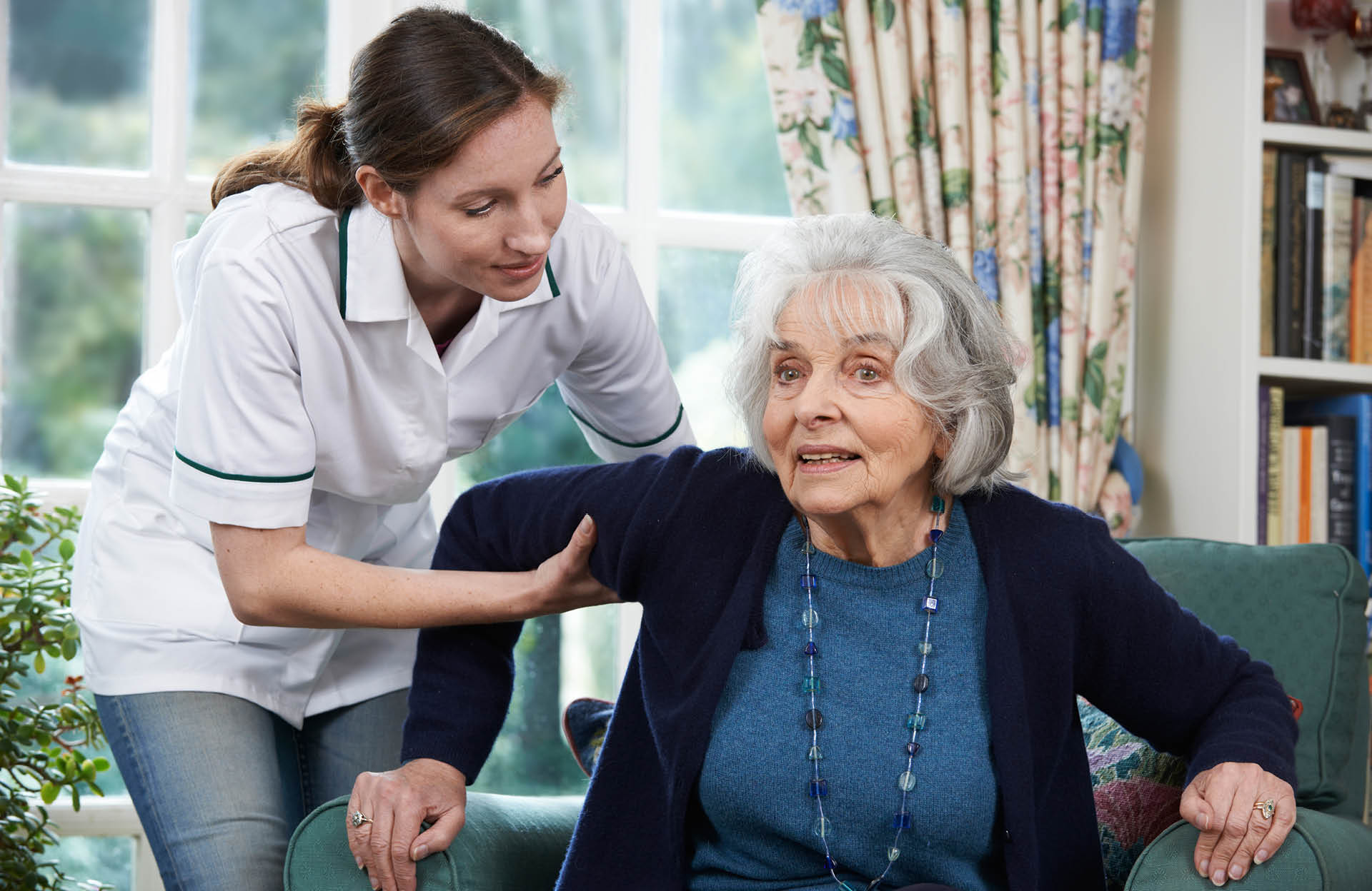 Пожилой человек и сиделка. Общение с пожилыми. Пожилые люди. По уходу за пожилыми родителями. Забота о пожилых.